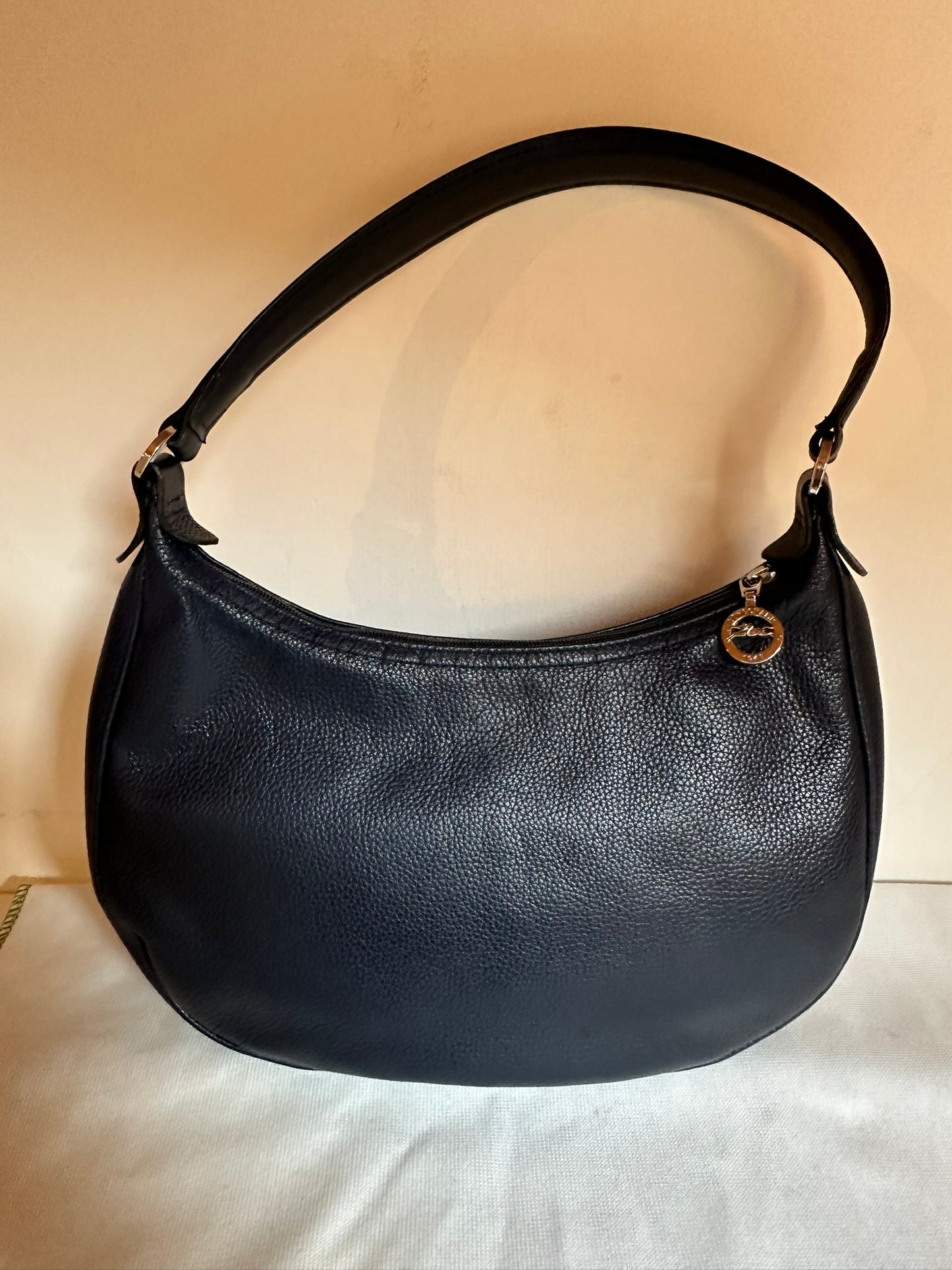 Longchamp Sac cuir bleu marine porté épaule.