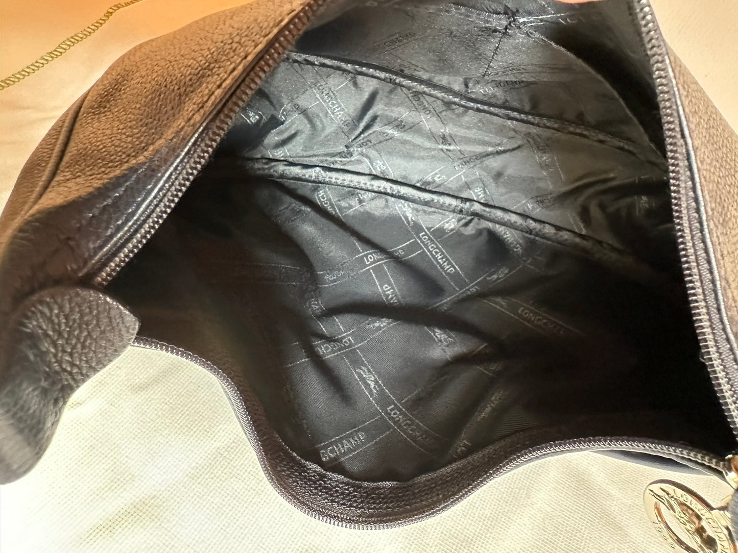 Longchamp Sac cuir bleu marine porté épaule.