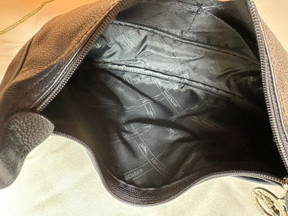 Longchamp Sac cuir bleu marine porté épaule.