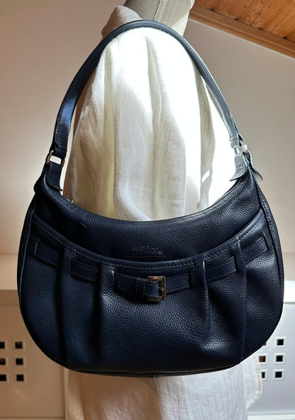Longchamp Sac cuir bleu marine porté épaule.