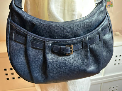 Longchamp Sac cuir bleu marine porté épaule.
