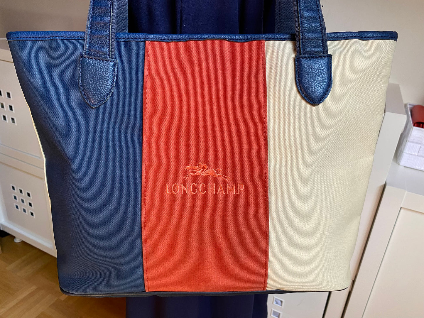 Longchamp Dreifarbige Tragetasche aus Canvas & Leder.