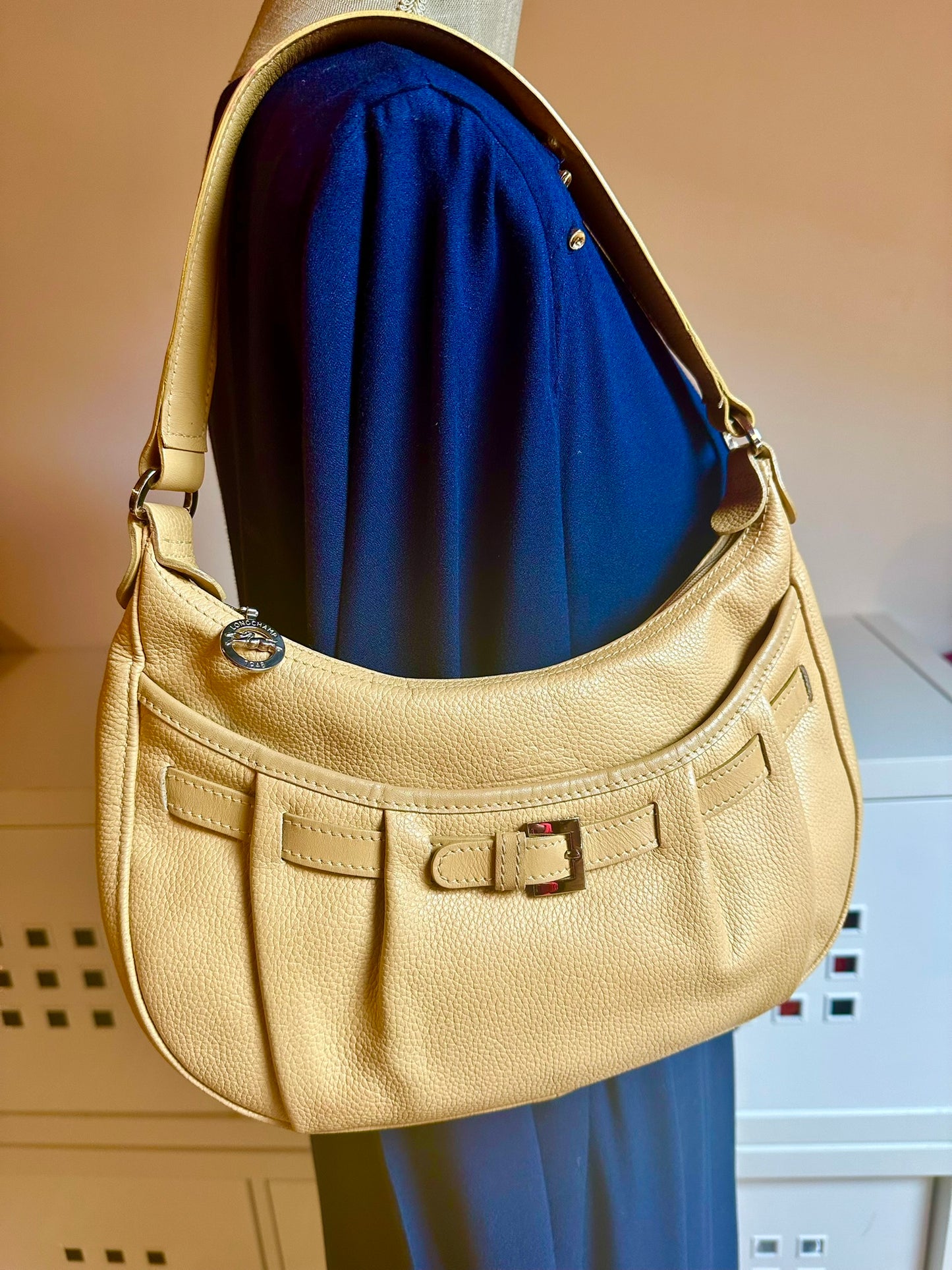 Longchamp Sac cuir beige porté épaule.