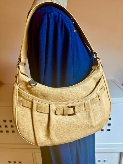 Longchamp Sac cuir beige porté épaule.