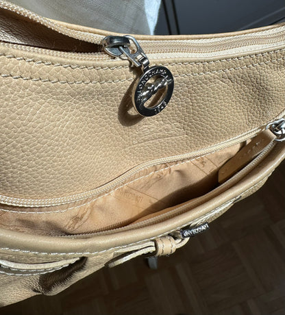 Longchamp Sac cuir beige porté épaule.
