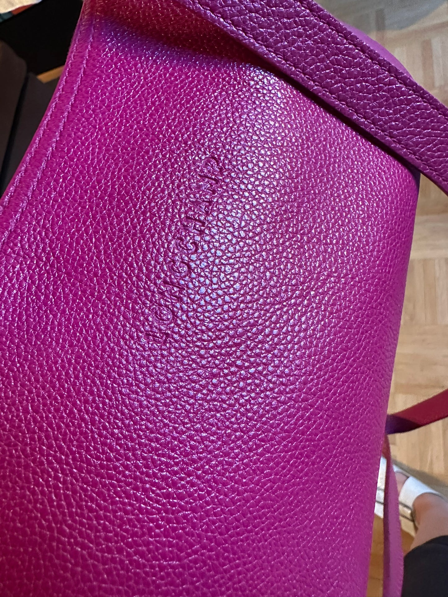 Sac Longchamp bandoulière framboise - Le Foulonné.