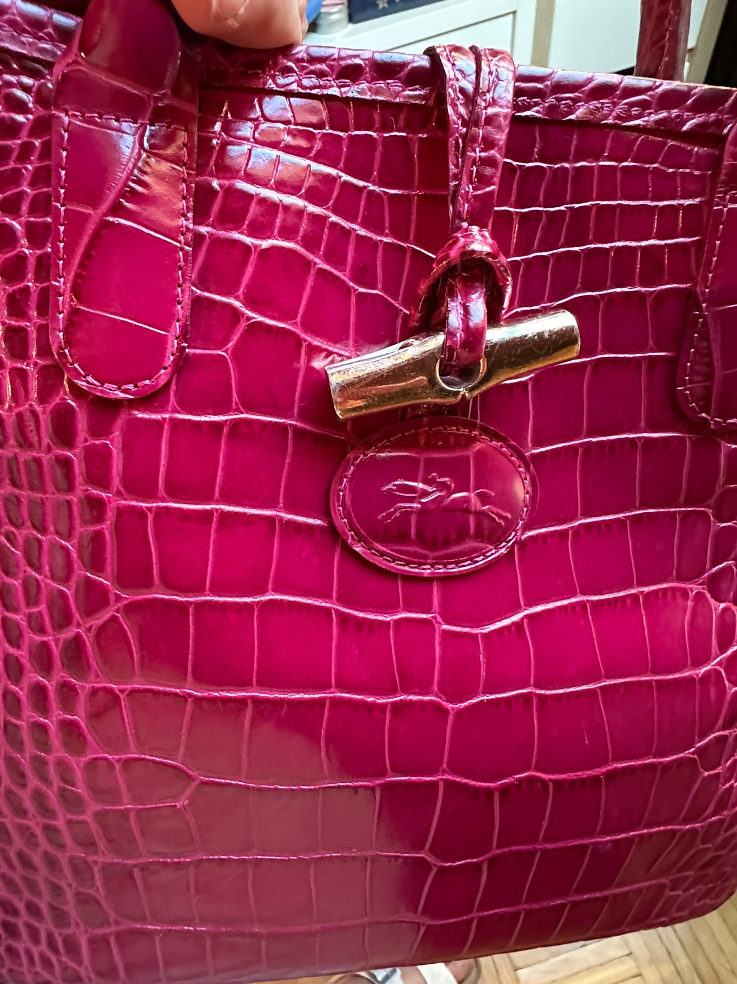 Longchamp Sac Roseau effet croco Framboise.