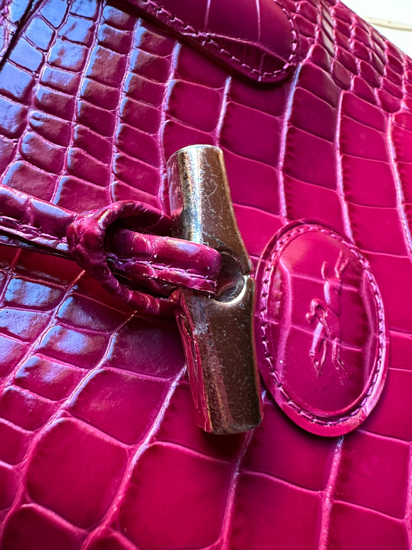 Longchamp Sac Roseau effet croco Framboise.